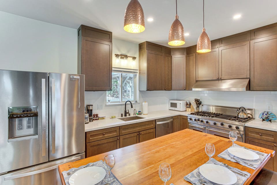 Kitchen | Main Level | Drip & Single-Serve Coffee Makers | Dishwasher