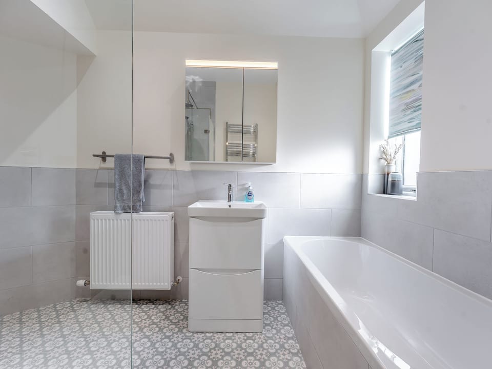 Bathroom | Newbigging Farm Cottage, Auchterarder