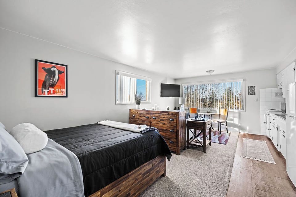 Enter into your cozy Cliff/Cannon studio, where comfort and charm await.