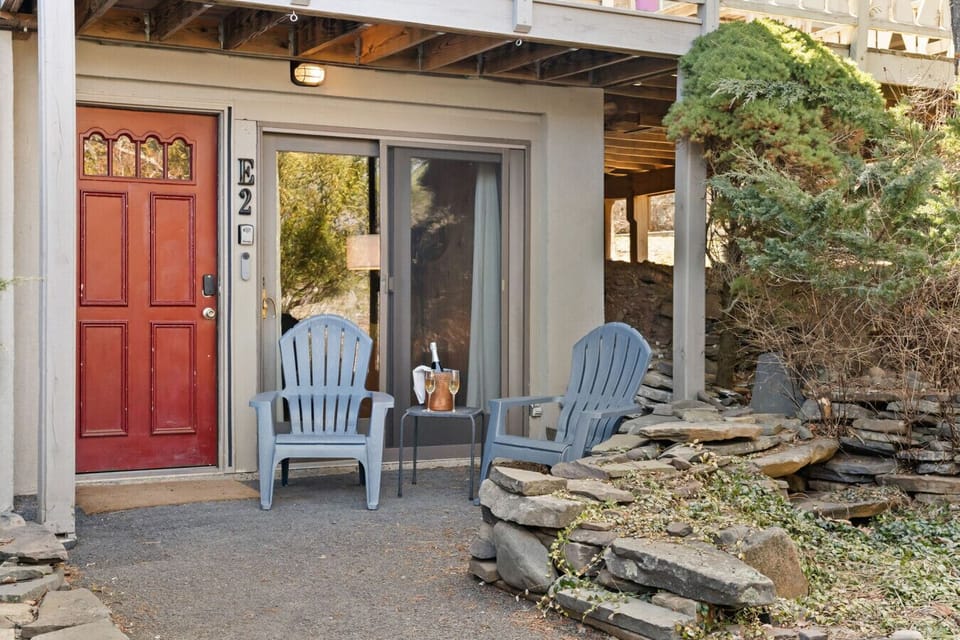 One of the few true ski on/ski out cabins on Hunter Mountain. Strap on directly from your porch, and ski back on directly to your home with an electric fireplace to warm you up!