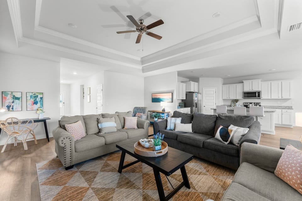Comfortable living space with plenty of seating!