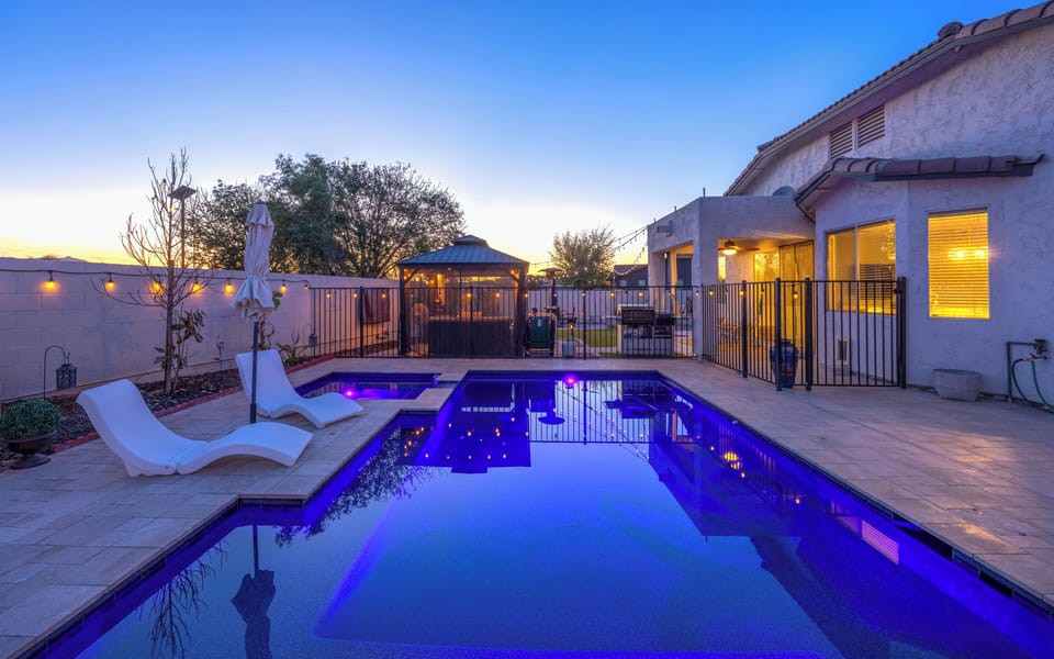 Pool with 8 person spa