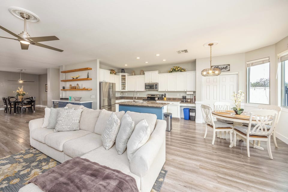Livingroom with 65" Smart HDTV, Full kitchen, eat-in seating in kitchen