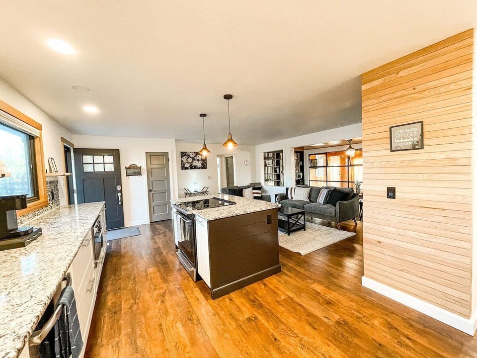 Central location, mins to downtown, easy access to main highways for sight-seeing/adventuring