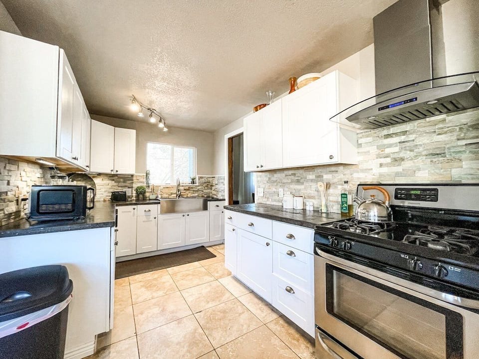 Whether you're cooking simple meals or settling in for an extended visit, this kitchen has it all.