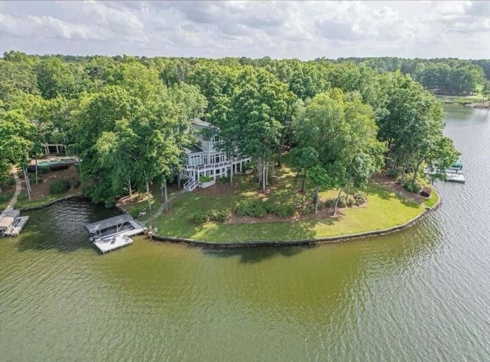450 Feet of Lake Front with full dock that holds a 23 foot Bennington Pontoon and Two Yamaha Jet Skis