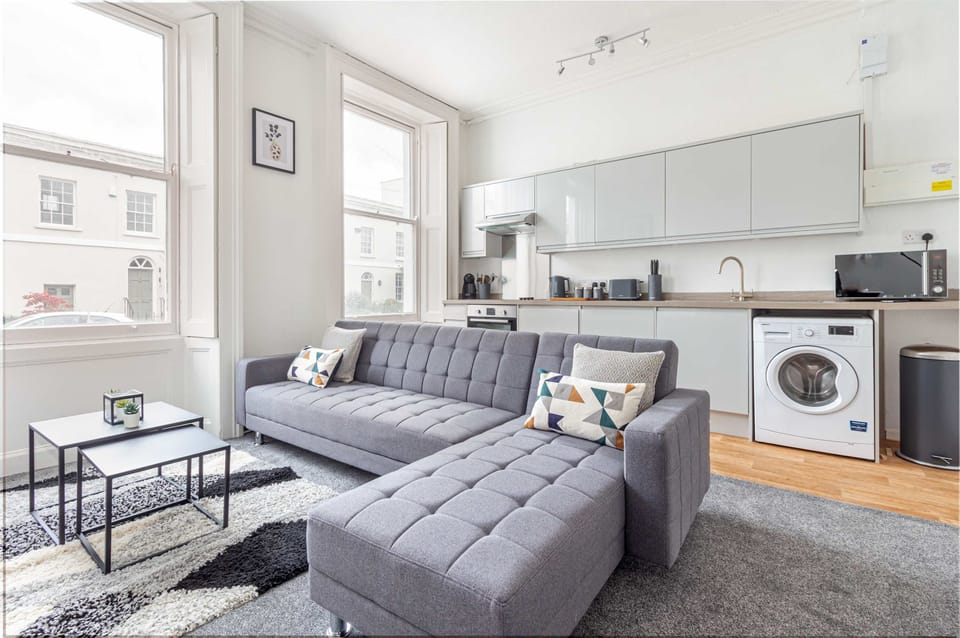 Montpelier Villas, Cheltenham - Host & Stay
