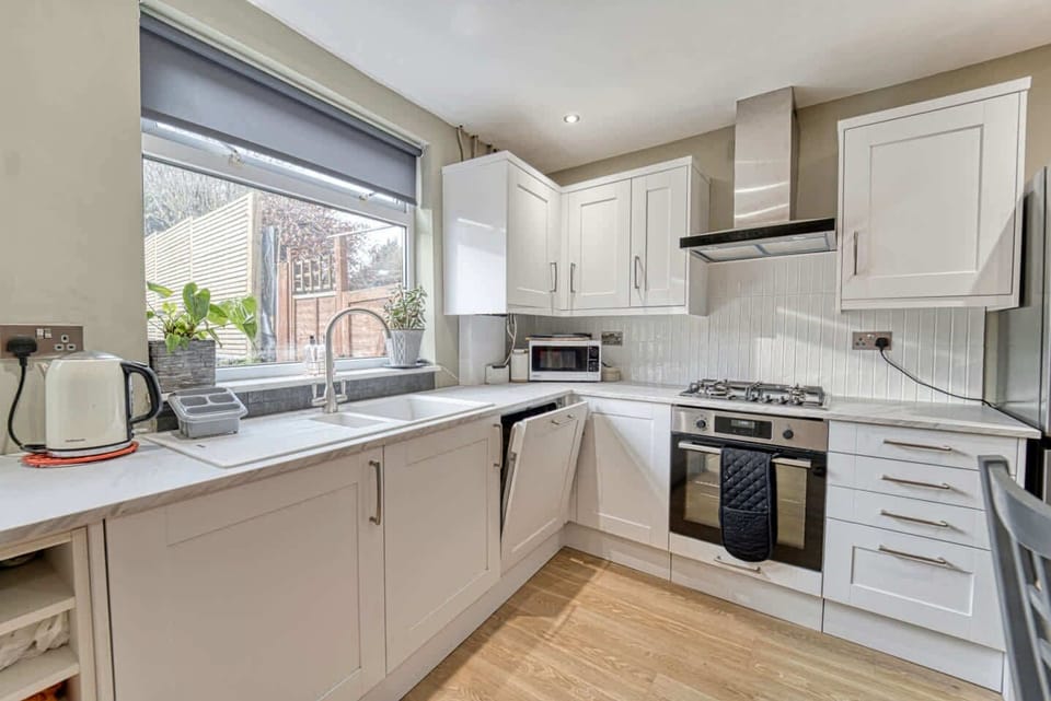 Loughborough Road House, Loughborough - Host & Stay