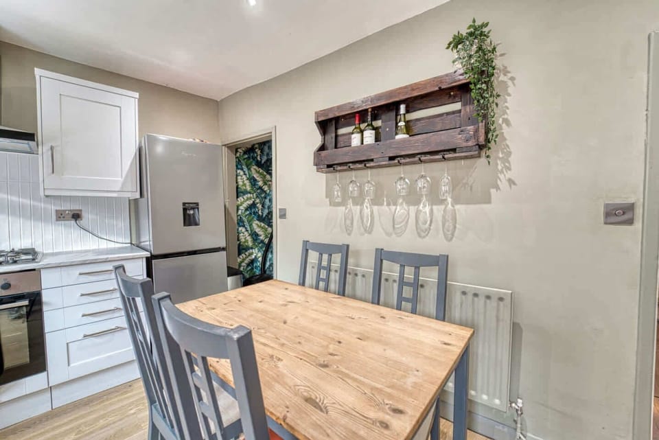 Loughborough Road House, Loughborough - Host & Stay