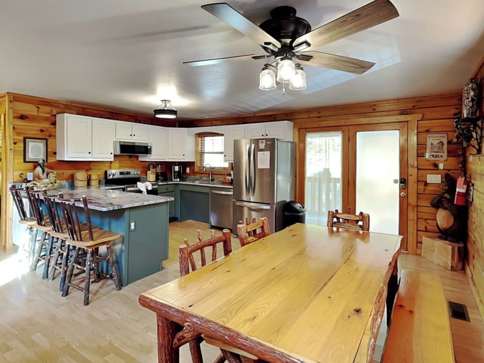 Kitchen & Dining
