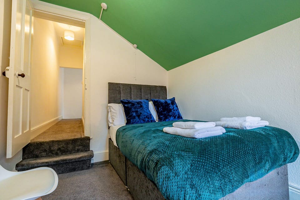 Compton House, Worcester - Host & Stay