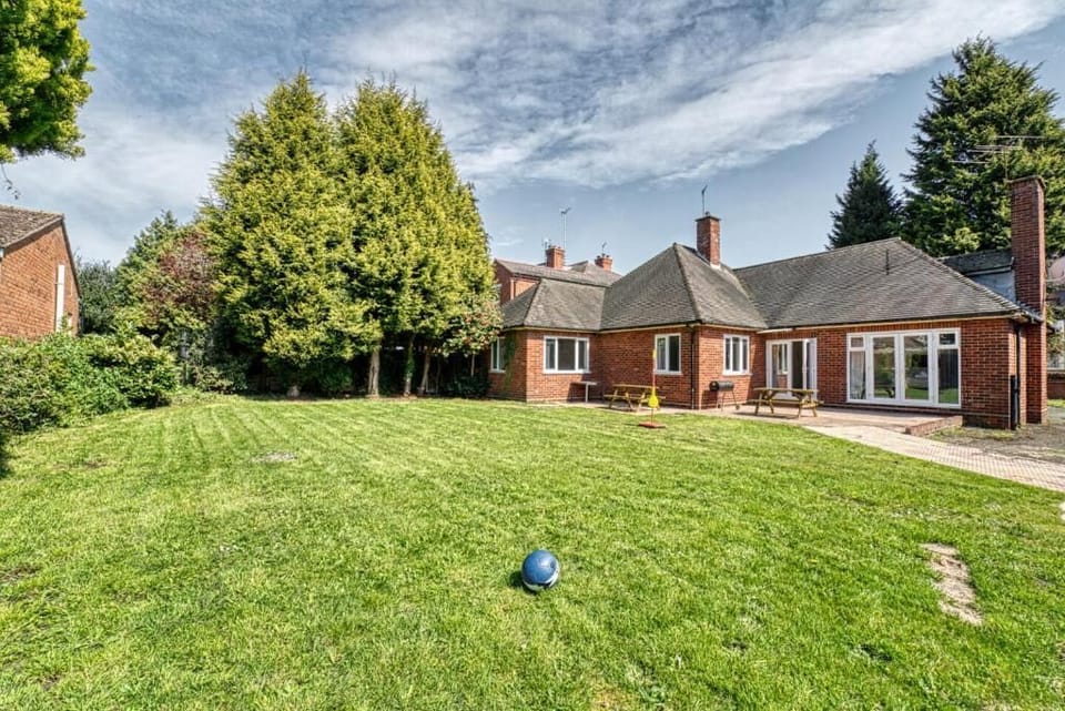 Chester House Retreat, Kidderminster - Host & Stay