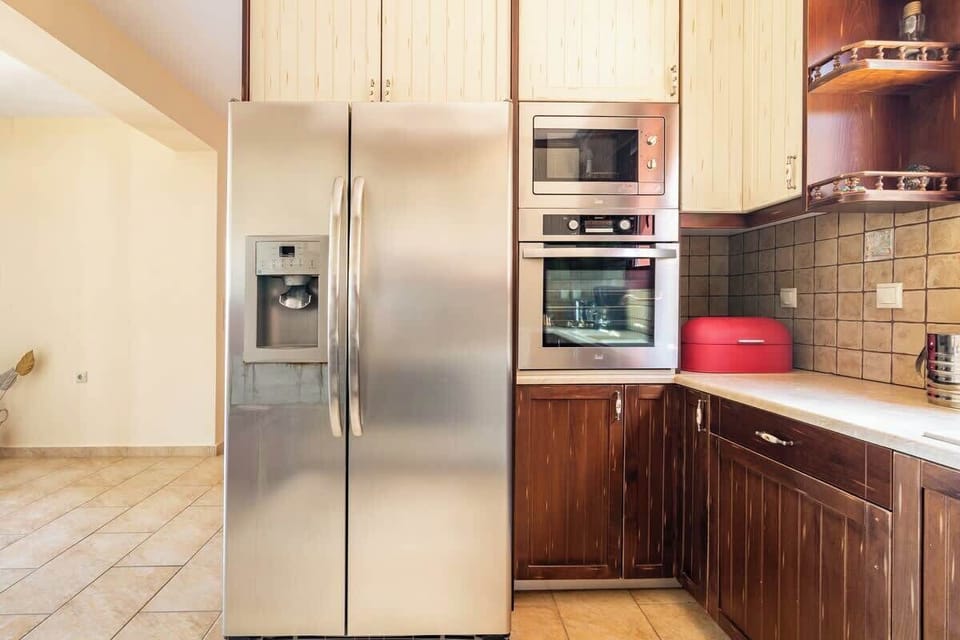 Contemporary Kitchen with Ample Workspace and Storage – Ideal for preparing meals with ease.