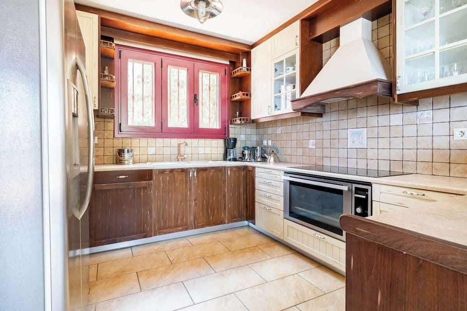 Fully-Equipped Kitchen with Modern Appliances – Complete with stove, oven, fridge, and all essentials for home cooking.