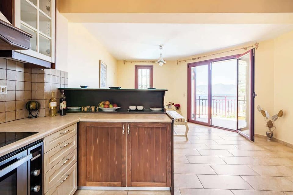 Spacious Open-Plan Kitchen and Dining Layout – A practical design for shared cooking and dining experiences.