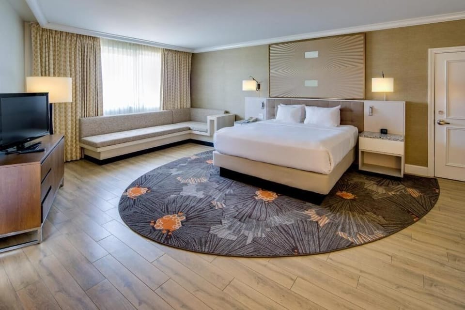 Unit with King bed. Exact unit will be assigned upon arrival. Views, colors, and decor may vary.