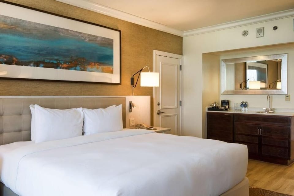 Unit with King bed. Exact unit will be assigned upon arrival. Views, colors, and decor may vary.