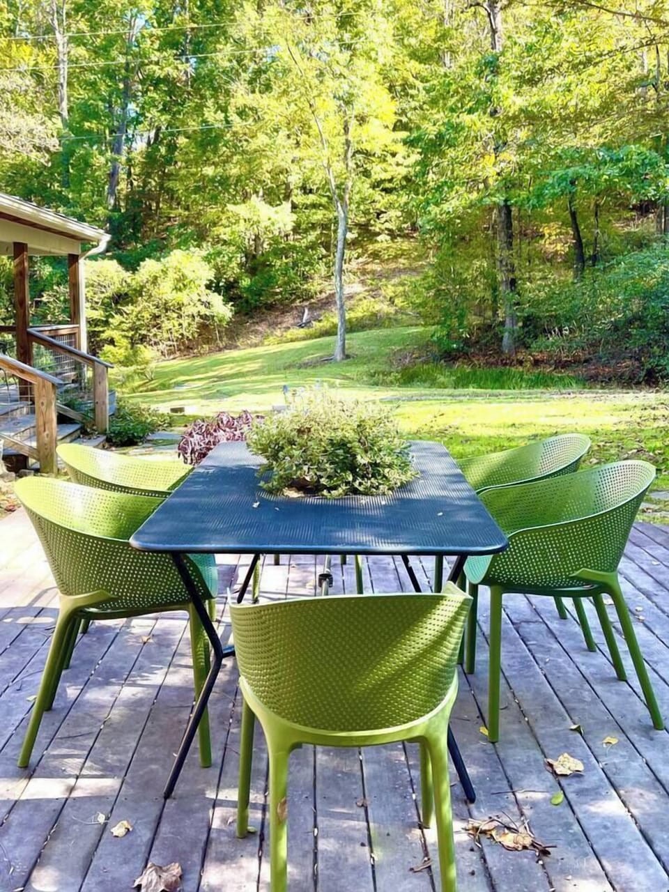 Comfortable seating for 6 on the patio dining table. 