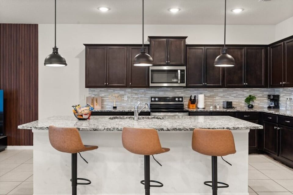 Full kitchen image 1