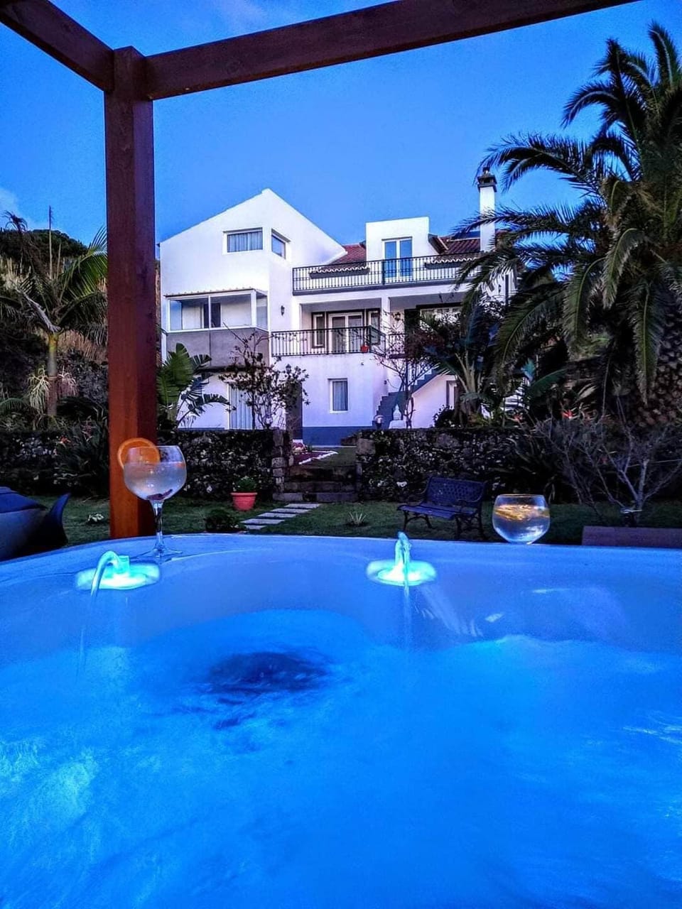 Outdoor spa tub