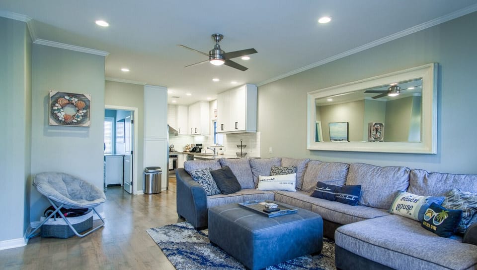 Spacious living room w/ comfy large couch!