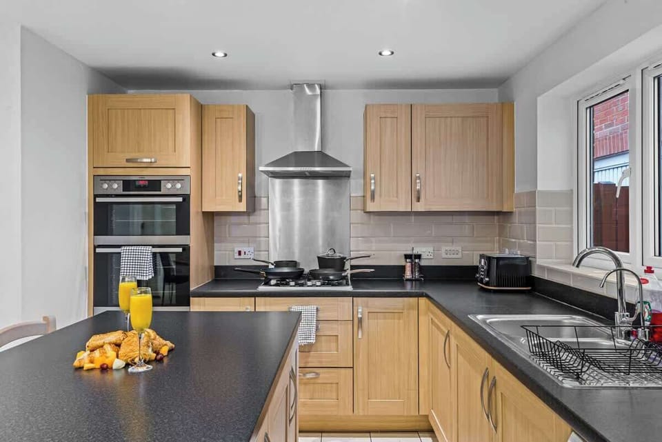 The kitchen is fully equipped and ready for guests who enjoy cooking. It offers a comfortable space for meal preparation during your stay.