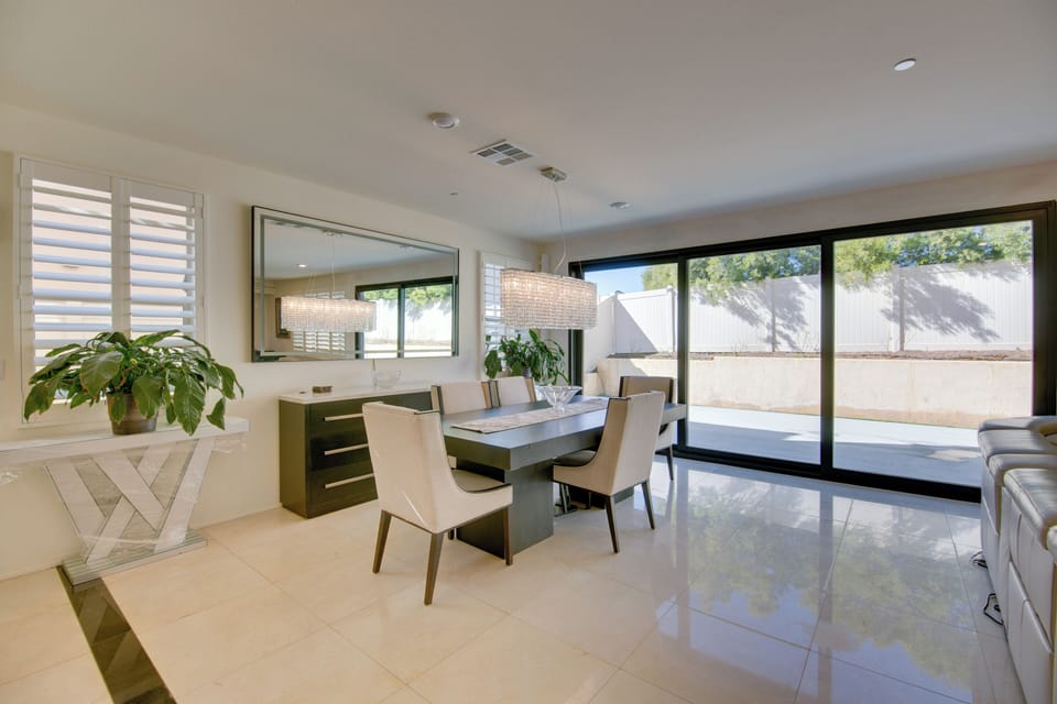 Dining Area | Dishware/Flatware Provided | 1st Floor