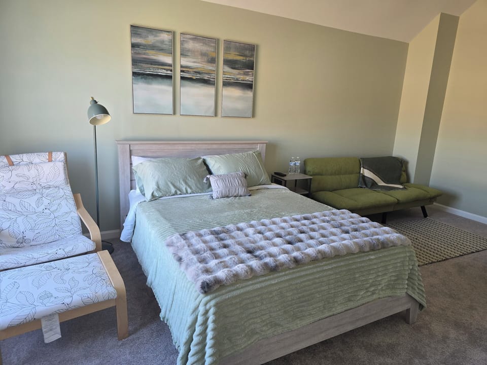 queen size bed with new sheet/masstress 