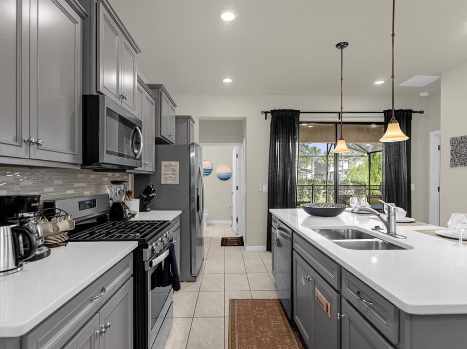 Kitchen | Fully stocked with all the cooking essentials.