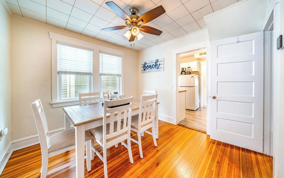 Spacious dining area which can seat six
