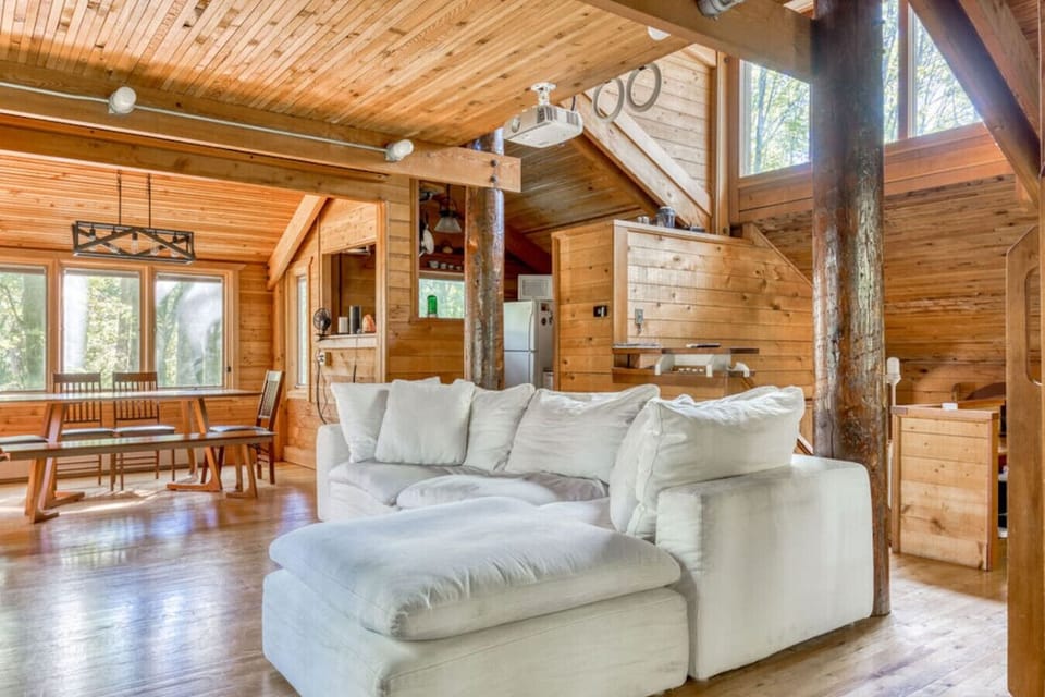 Who doesn`t love a cushy comfy sectional!?