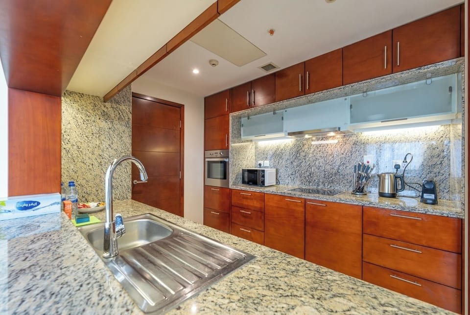 Full kitchen