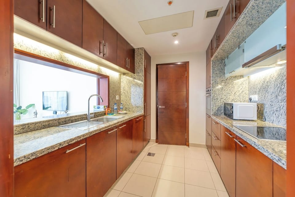 Full kitchen
