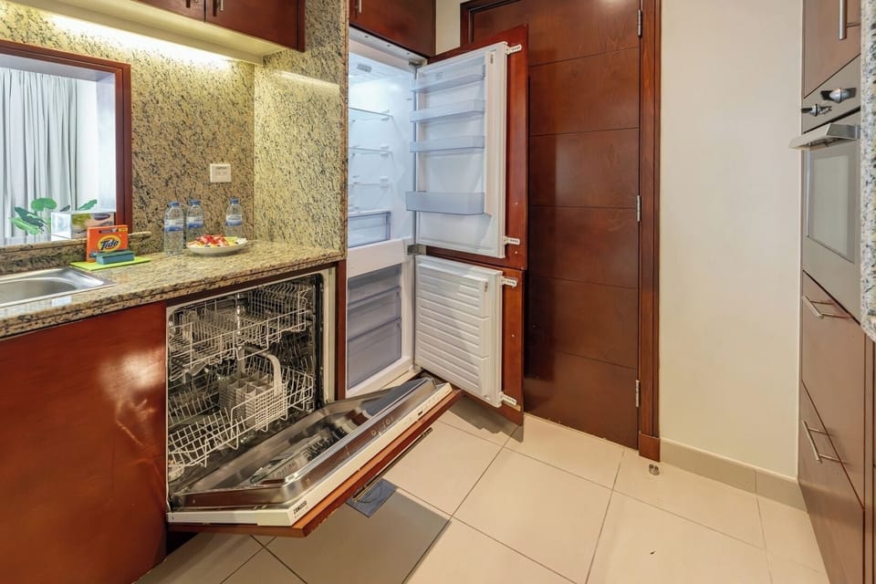Full kitchen, Dishwasher, Fridge.