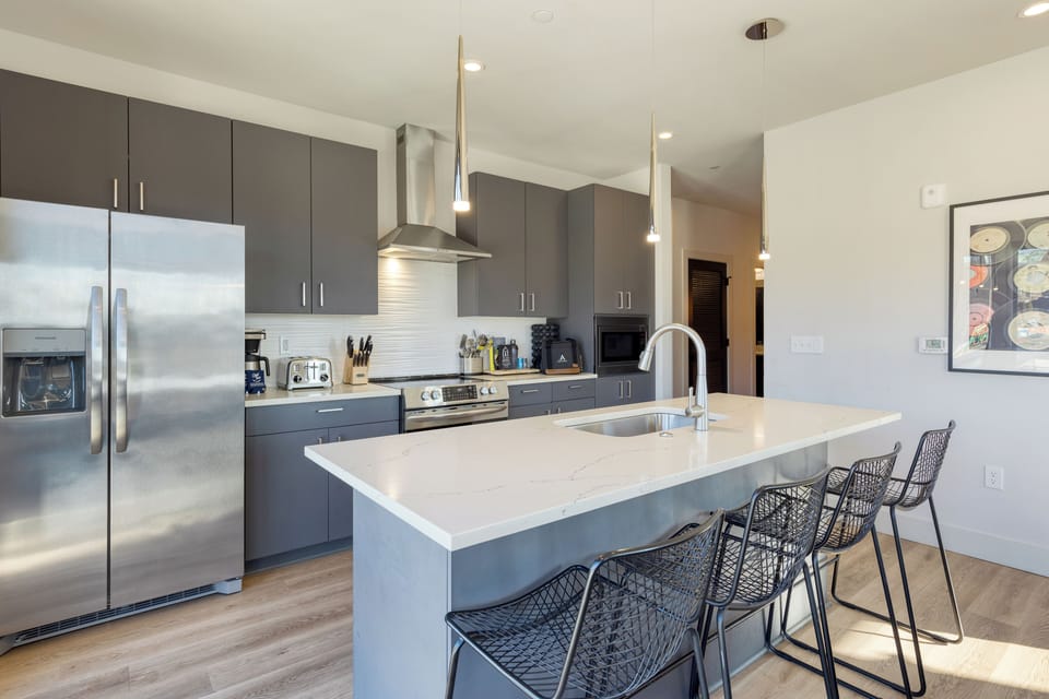 Sleek, kitchen. (Unit 1 - Honkey-Tonk)