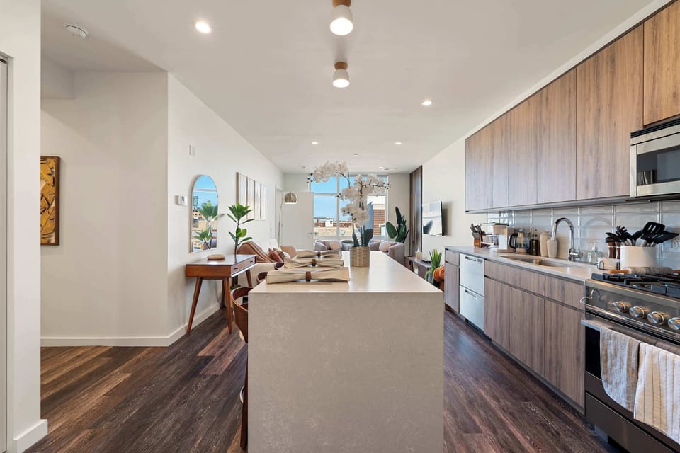 Kitchen & dining area designed for easy meals & relaxed gatherings.