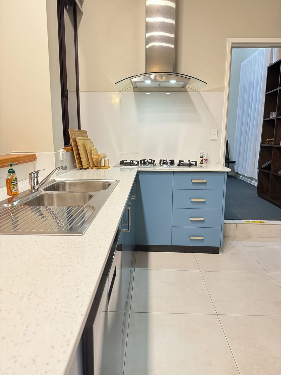 Whip up delicious meals in this fully equipped kitchen! Featuring a gas stove, double sink, ample cabinets for storage, chopping boards, and even dishwashing soap – everything you need for a comfortable cooking experience.