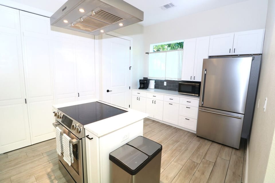 kitchenette /Microwave /Refrigerator