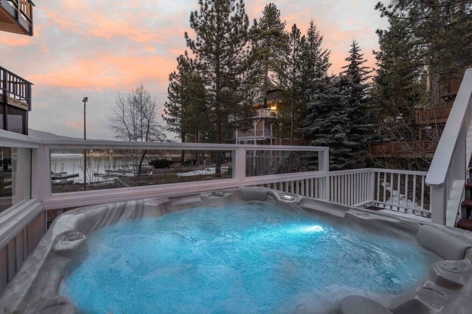 Jacuzzi and lake views anyone?