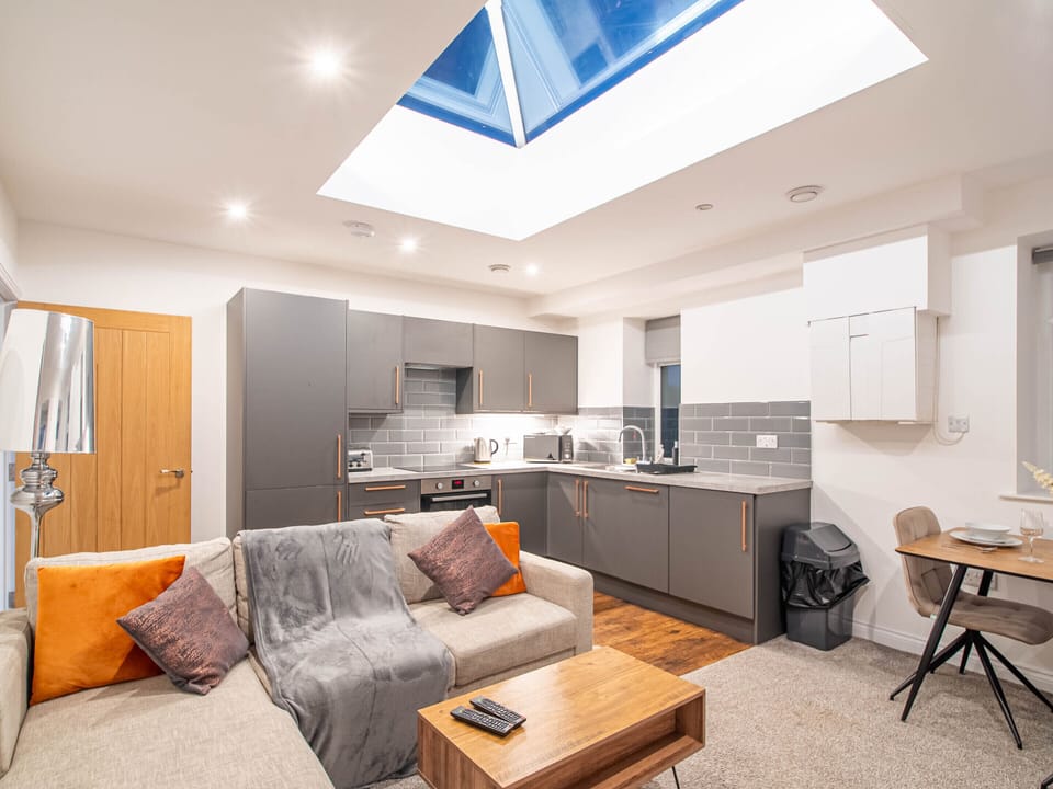 Your Comfortable Retreat in Huddersfield: Bright, Cozy & Welcoming Lounge