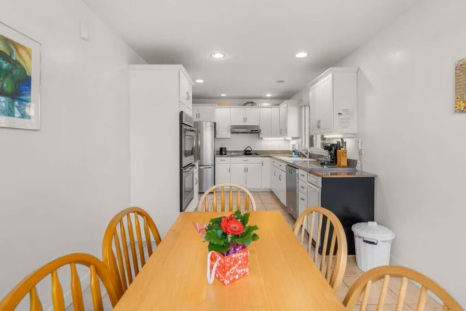 breakfast area in the kitchen