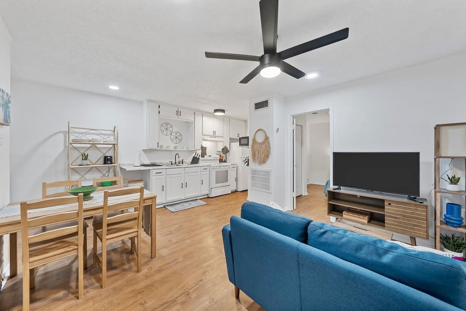 The common area is open concept so you can easily, prepare food, eat and relax.