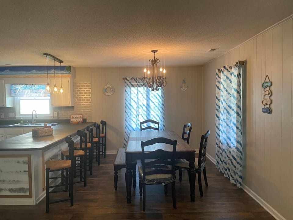 Kitchen/Dining Area