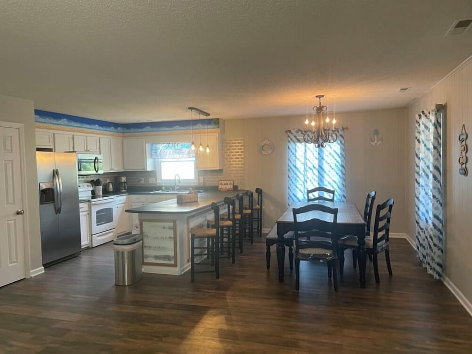 Kitchen/Dining Area