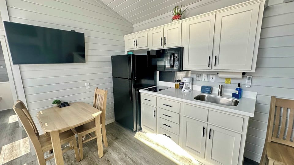 Expandable Kitchen Table (Seats up to 4)