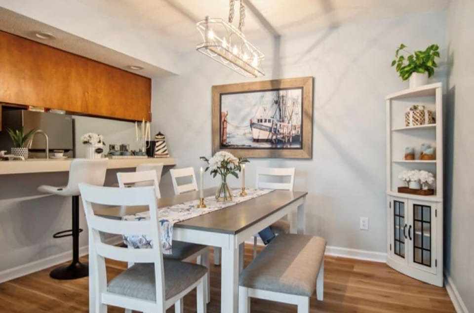 Dining room can seat 6