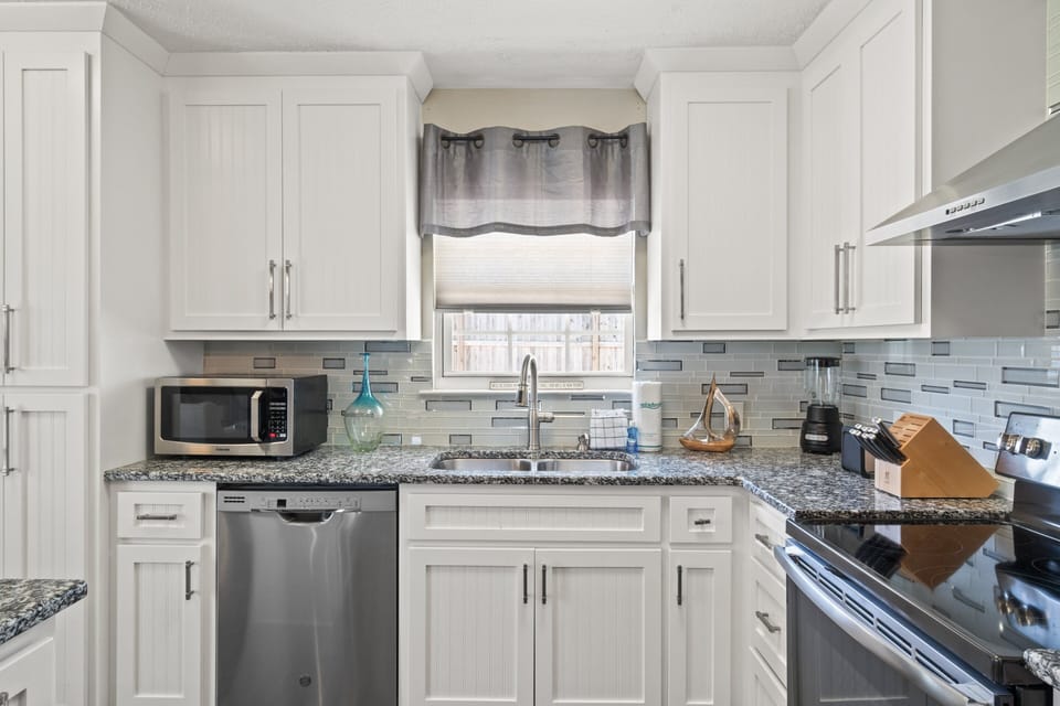 Full Kitchen with Granite Counters