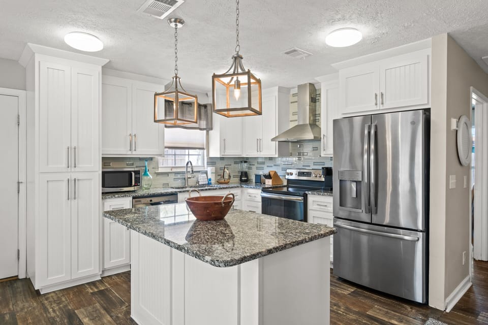 Full Kitchen with Granite Counters