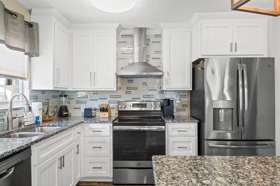 Full Kitchen with Granite Counters