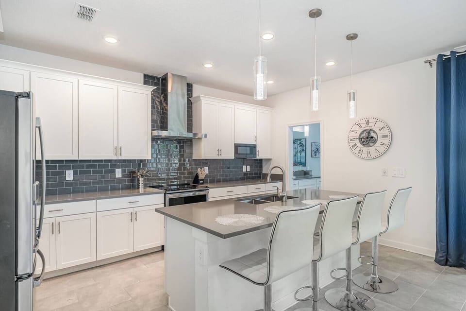 Kitchen with breakfast bar